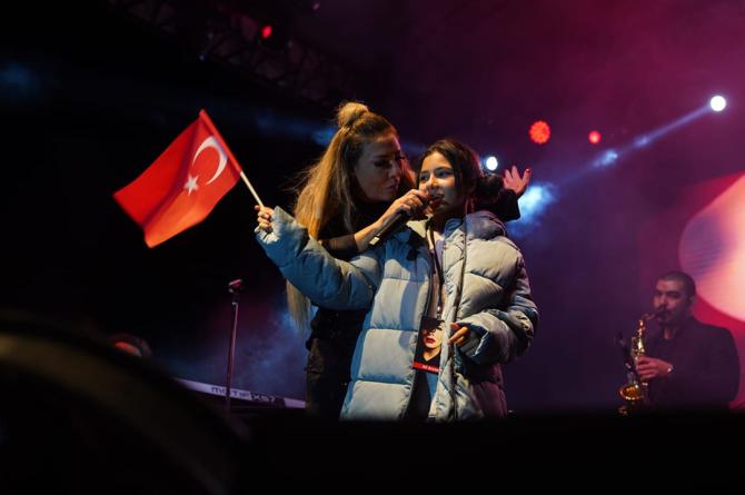 Işın Karaca Cumhuriyet çoşkusunu kızıyla birlikte yaşadı