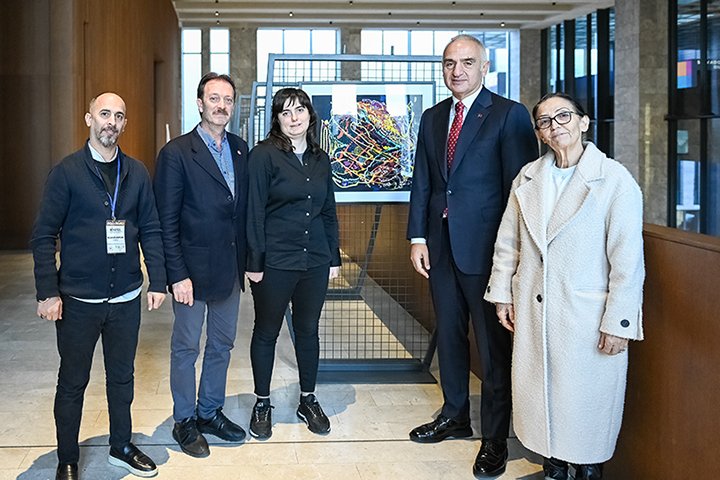 AKM’de Büyük İlgi Gören Sergi: “Renklerin Sessiz Dili: Sanat İyileştirir”