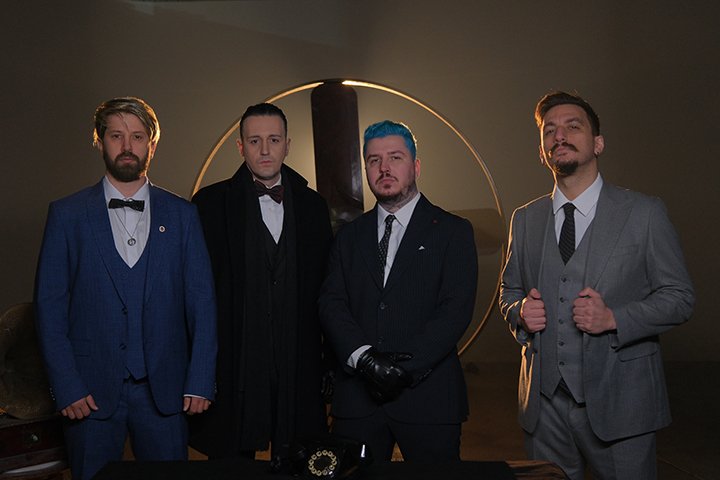 Türk Rock & Metal sahnesine iddialı bir giriş yapan Fake Majesty, ilk teklisi “Ease the Pain” ile dinleyicilerle buluştu.