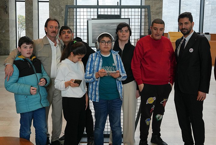 “Sessizliğin İzleri”: Orkun Ölmez’den Otizm Farkındalığı İçin Anlamlı Sergi