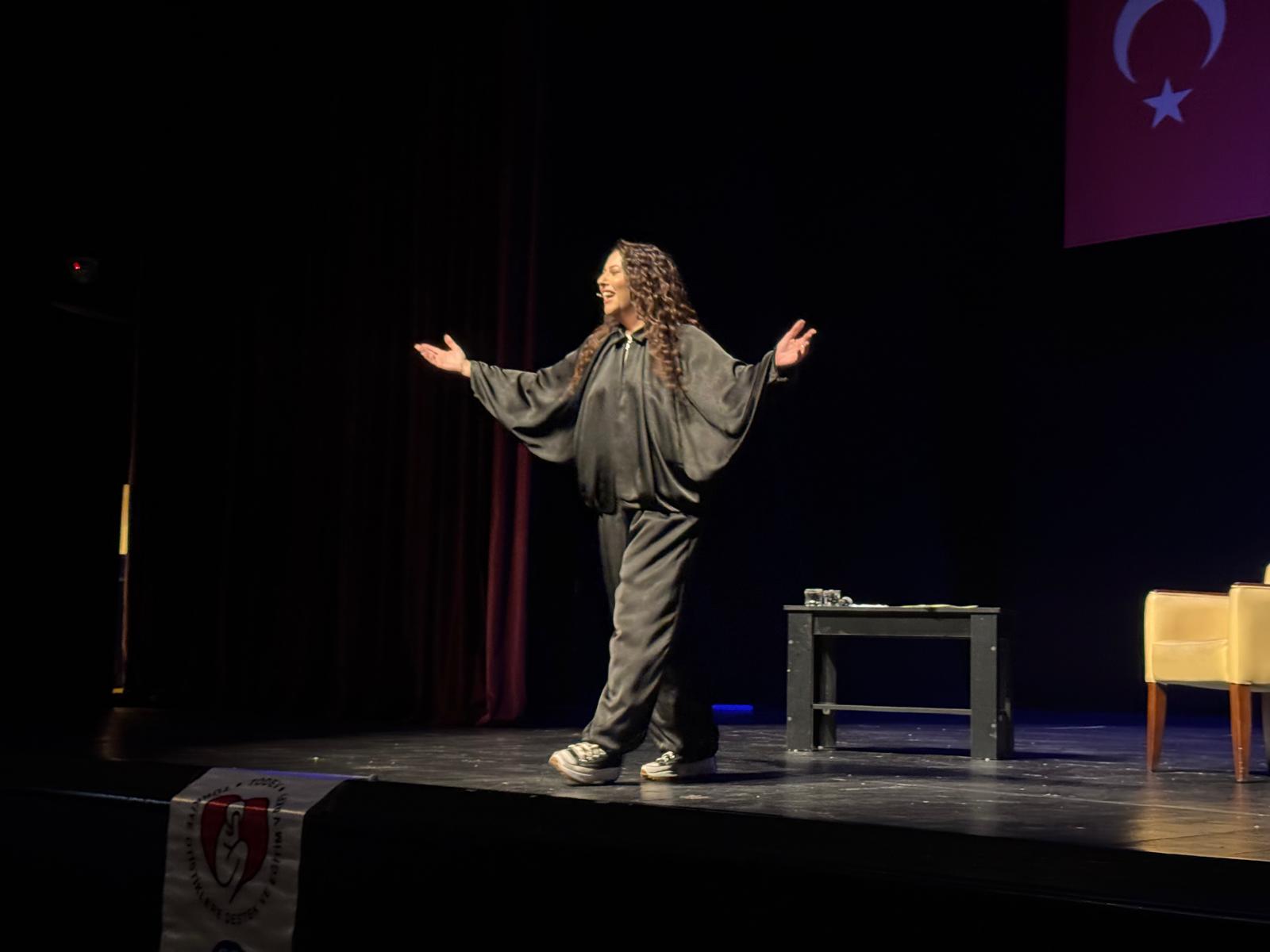 Özlem Kosif otizmli çocuklar yararına sahne aldı