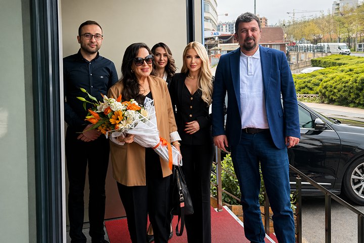 Türk sinemasının sultanı Türkan Şoray’dan Alpi Diş Hastanesine anlamlı ziyaret